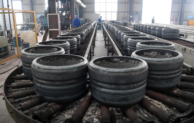 3月23日,工人在河南省驻马店市确山县产业集聚区一家汽车零部件生产